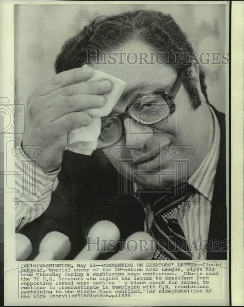 1975 Clovis Maksoud of 20-nation Arab League at news conference - Historic Images