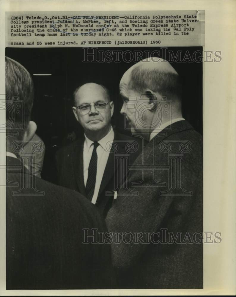 1960 Press Photo Julian McPhee and Ralph McDonald confer over C-46 plane crash - Historic Images