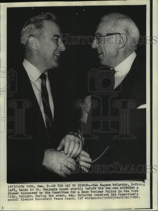 1968 Press Photo Senator Eugene McCarthy and Dr. Spock attend New York dinner - Historic Images