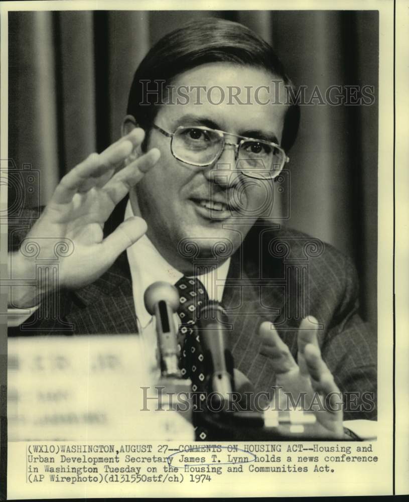 1974 Housing and Urban Development Secretary James Lynn with newsmen - Historic Images