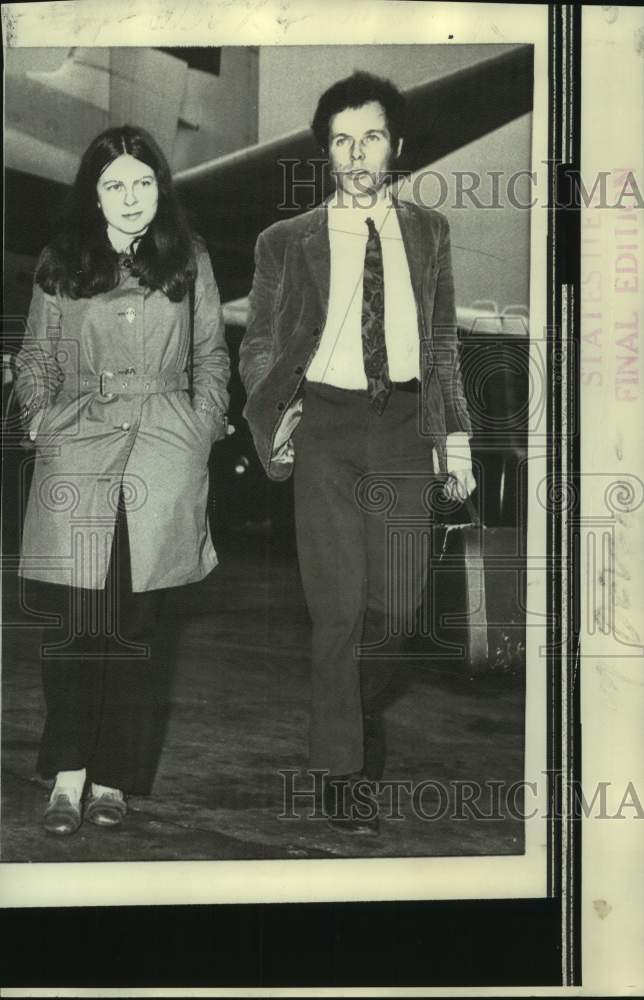 1970 Miss Bernadette Devlin and friend Eamonn McCann in London. - Historic Images