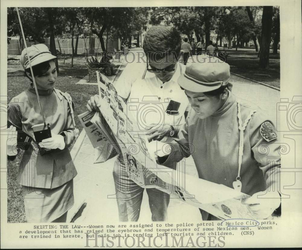1969 Press Photo Women police patrol assist tourist in Mexico City parks - Historic Images