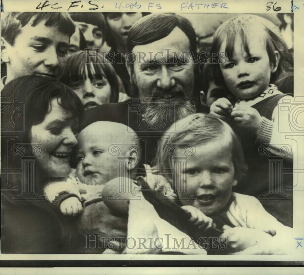 1972 Press Photo IRA Member Charles McSheffrey Reunited with Family - now22476-Historic Images