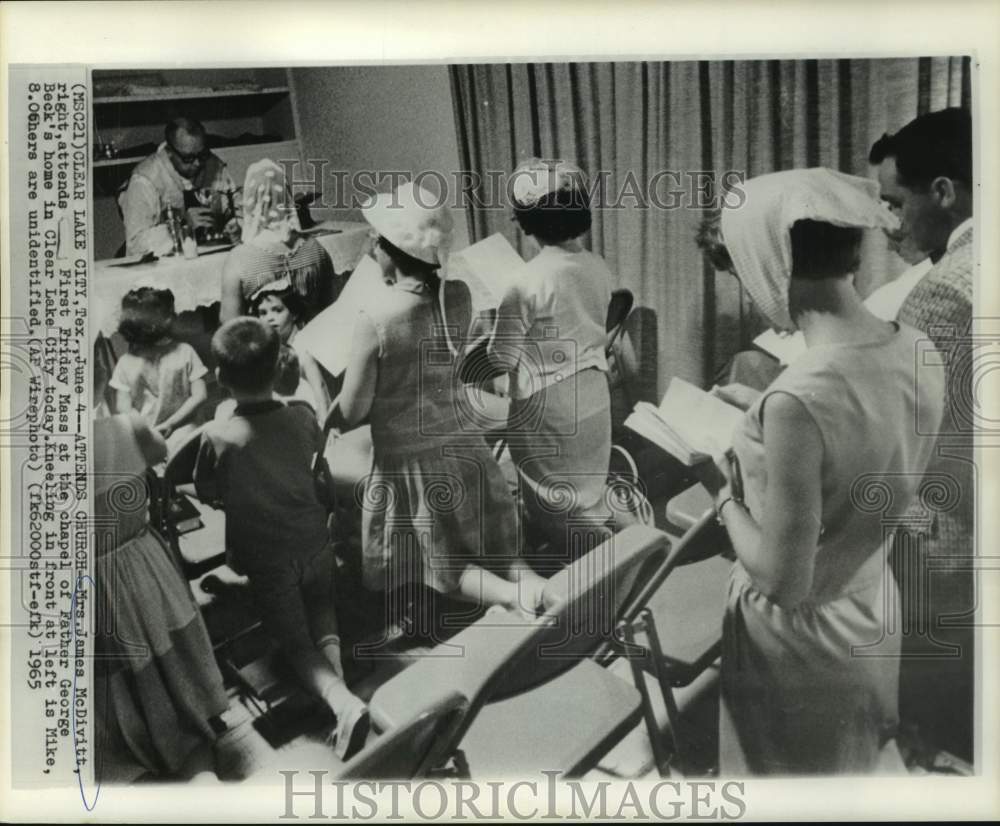 1965 Press Photo Mrs. James McDivitt and others attend First Friday Mass - Historic Images