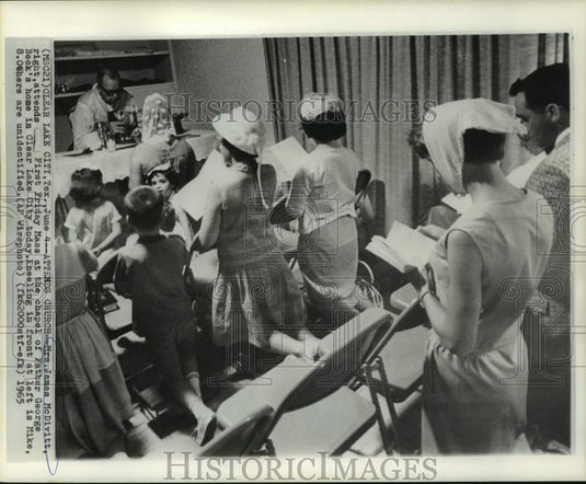 1965 Press Photo Mrs. James McDivitt and others attend First Friday Mass - Historic Images