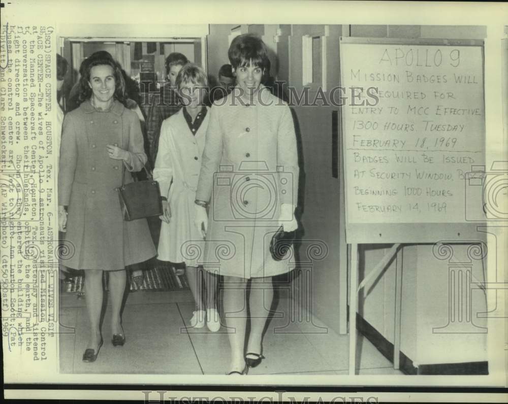 1969 Press Photo Pat McDivitt and other astronaut wives enter Mission Control-Historic Images