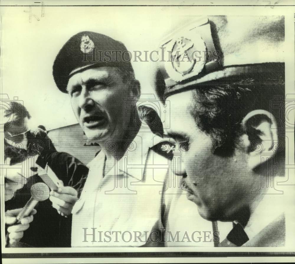 1973 Major General Duncan McAlpine with newsmen in Saigon - Historic Images