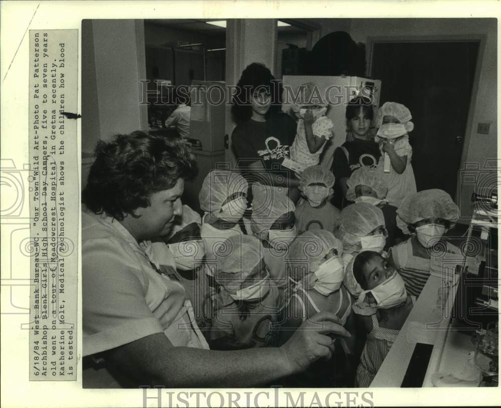 1984 Young girl day campers tour Meadowcrest Hospital - Historic Images