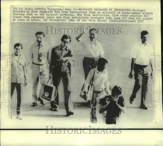 1975 Press Photo Hostages released by terrorists at Malaysia airport.-Historic Images