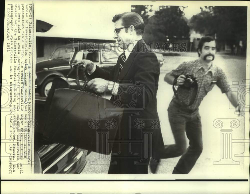 1973 Gainesville FBI agent Claude Meadow outside federal building - Historic Images