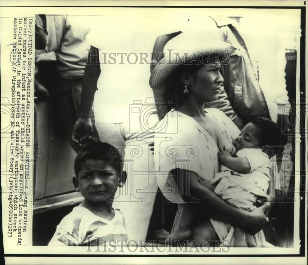 1973 Mexican Mother and Children after Earthquake in Cuidad Serdan - Historic Images