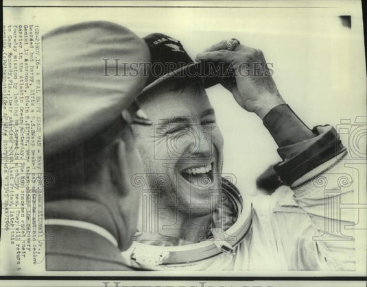 1966 Press Photo Astronaut James Lovell lifts U.S. Wasp cap on recovery carrier - Historic Images