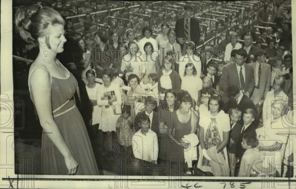 1970 Miss Mississippi Christine McClamroch, Orphans Supporting Her - Historic Images