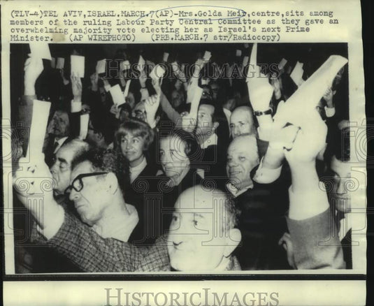 1969 Press Photo Golda Meir sits among Labour Party Central Committee members - Historic Images