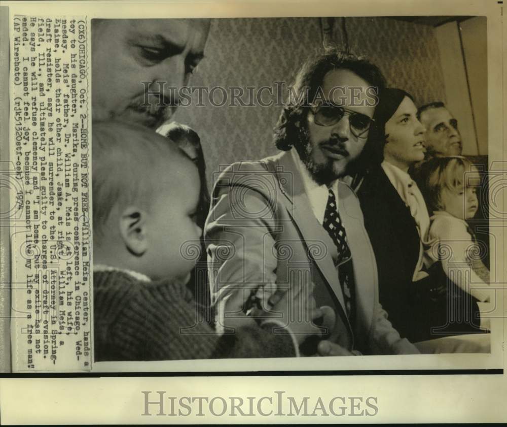 1974 Draft evader William Meis and family at Chicago news conference - Historic Images