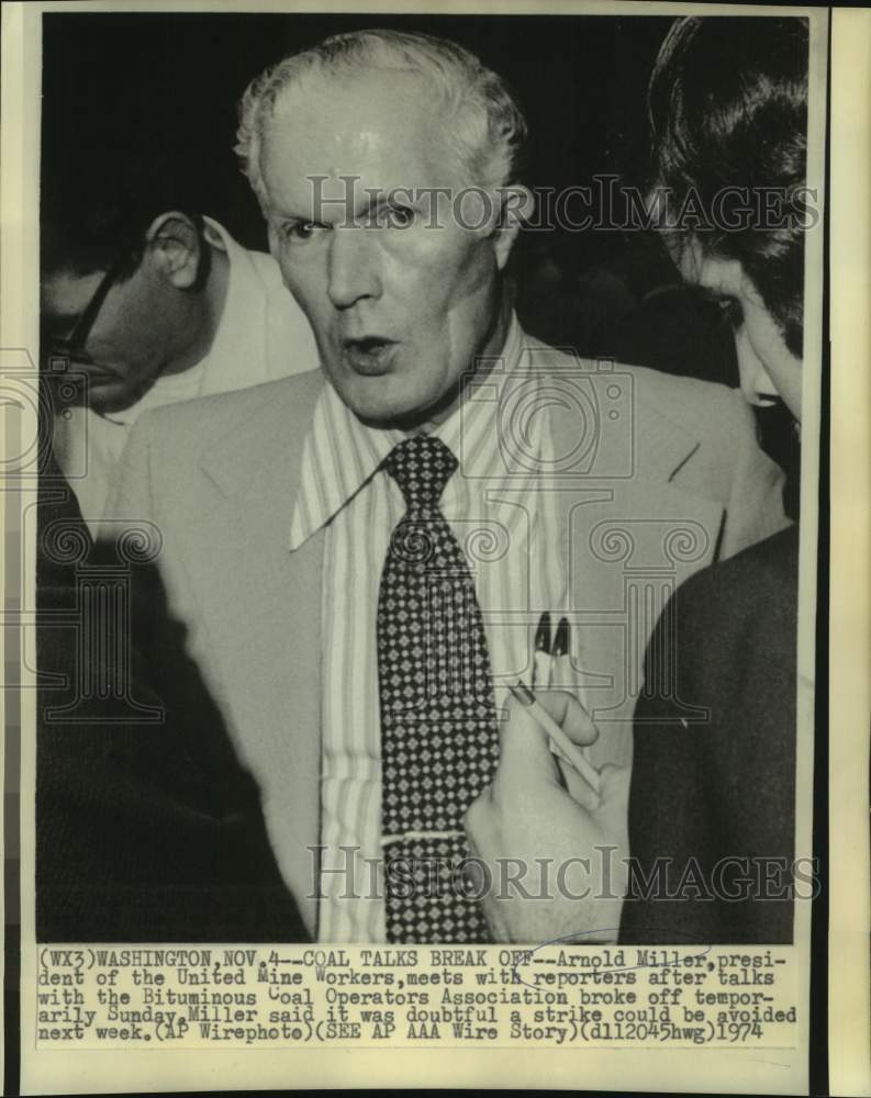 1974 Press Photo UMW President Arnold Miller with reporters after contract talks-Historic Images