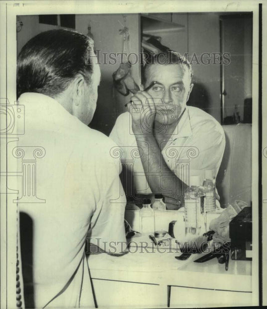 1966 Press Photo Actor Ray Milland prepares for "Hostile Witness" performance - Historic Images