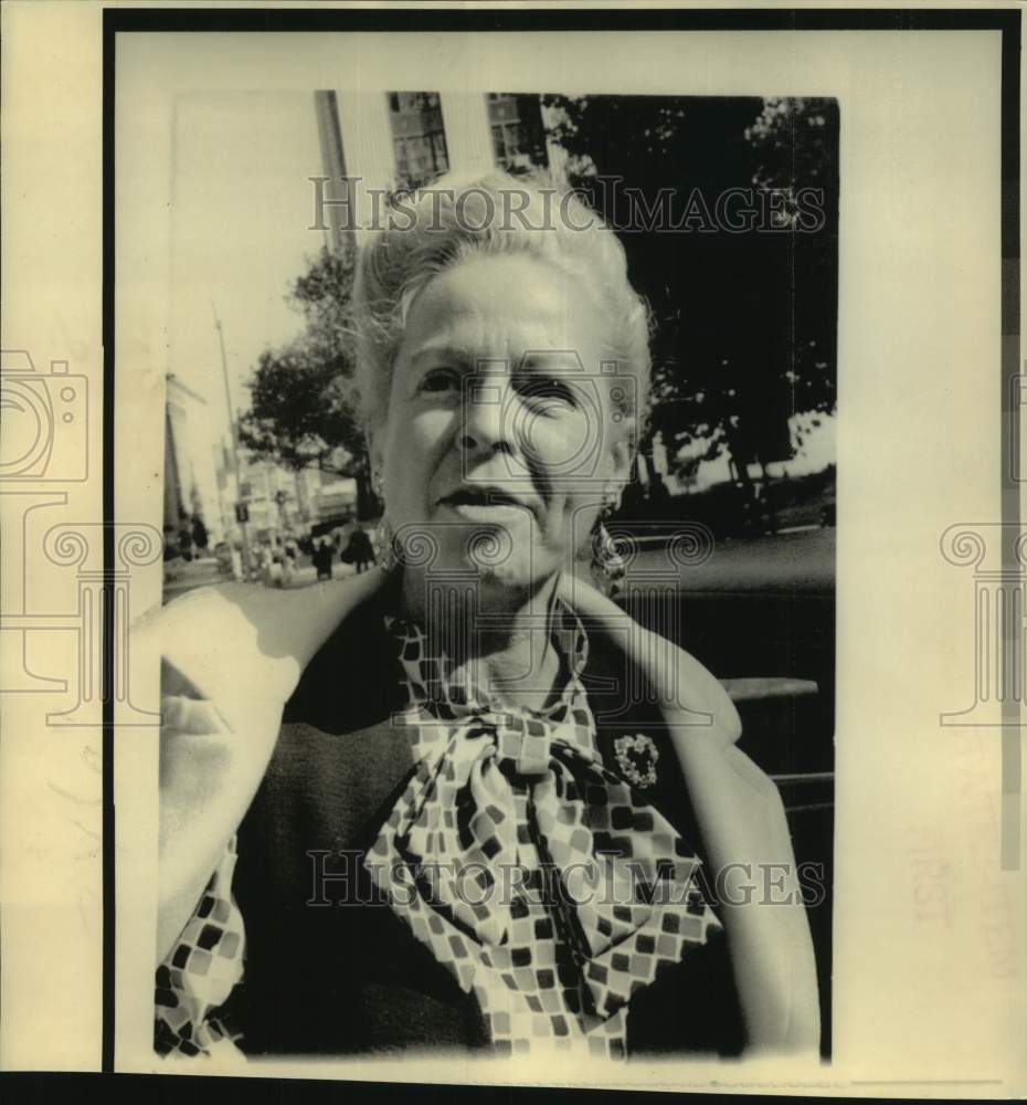 1974 Martha Mitchell outside State Supreme Court in New York - Historic Images