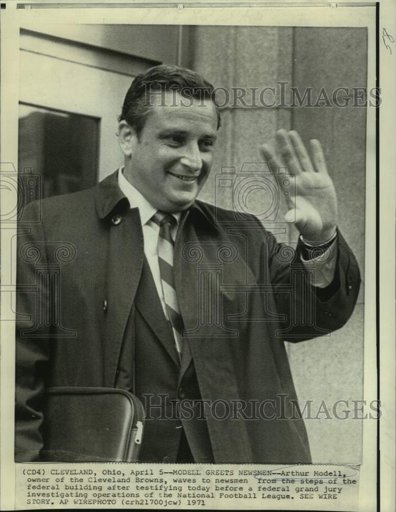 1971 Cleveland Browns owner Arthur Modell waves to newsmen in Ohio - Historic Images