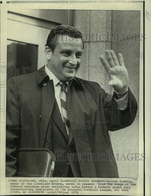 1971 Cleveland Browns owner Arthur Modell waves to newsmen in Ohio ...