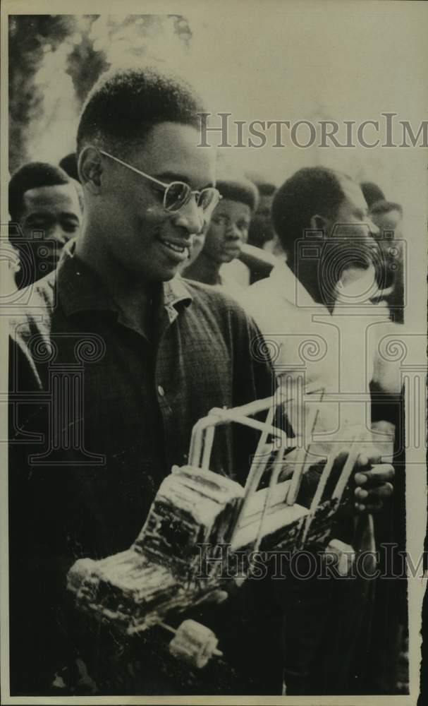 1961 Press Photo Congo&#39;s Mobutu examines crude toy truck carved by child - Historic Images