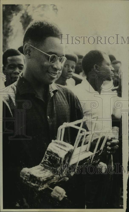 1961 Press Photo Congo's Mobutu examines crude toy truck carved by child - Historic Images