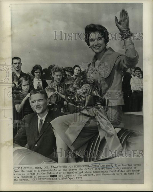 1959 Press Photo Miss America Lynda Lee Mead waves leaving Oxford airport - Historic Images