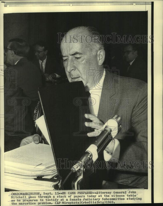 1969 Press Photo Attorney General John MItchell prepares to testify at Judiciary - Historic Images