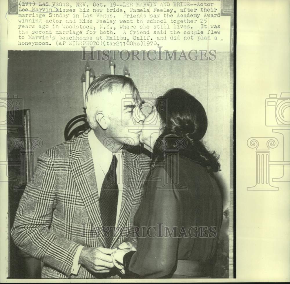 1970 Actor Lee Marvin kisses bride Pamela Feeley in Las Vegas - Historic Images