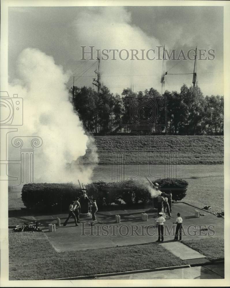 1977 New Orleans-Jean Sebastian de Elcano saluted by Naval gun - Historic Images