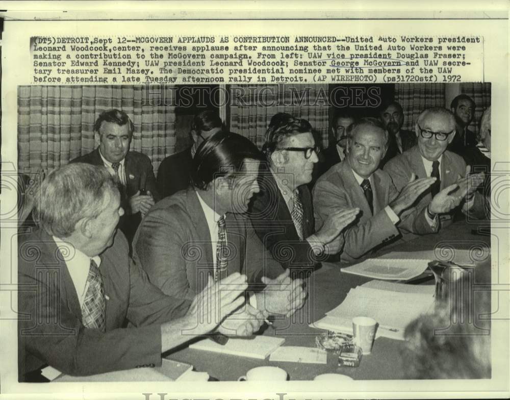 1972 Senator McGovern applauds as campaign contributions announced - Historic Images