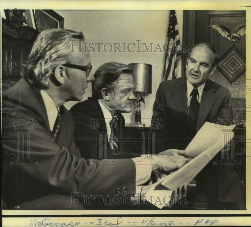 1972 Press Photo Senator George McGovern with economists at Capitol Hill office-Historic Images