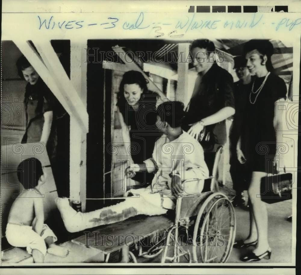 1970 Mary Ann Mearns and others visit Long Binh Evacuation Hospital - Historic Images