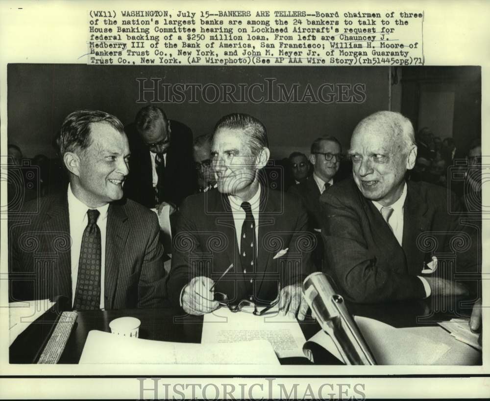 1971 Bank of America Medberry and other bankers discuss Lockheed - Historic Images