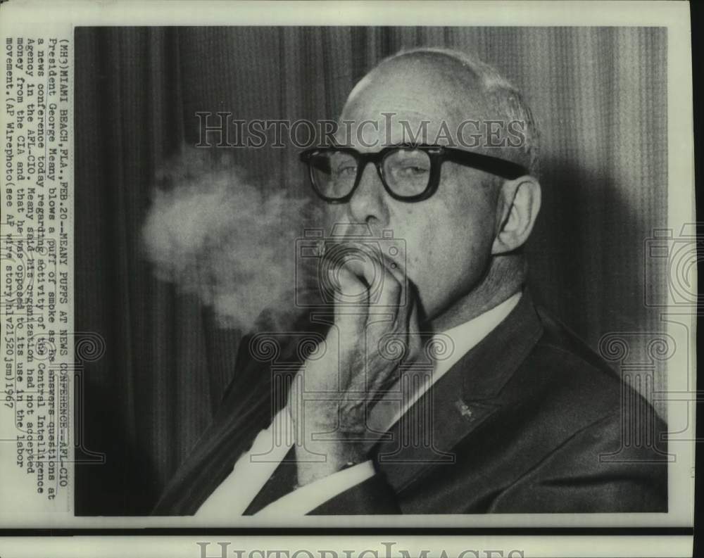 1967 Press Photo AFL-CIO President George Meany puffs smoke at news conference-Historic Images