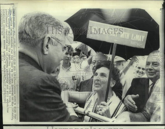 1968 Press Photo General Curtis LeMay greeted with signs and handshakes in FL - Historic Images