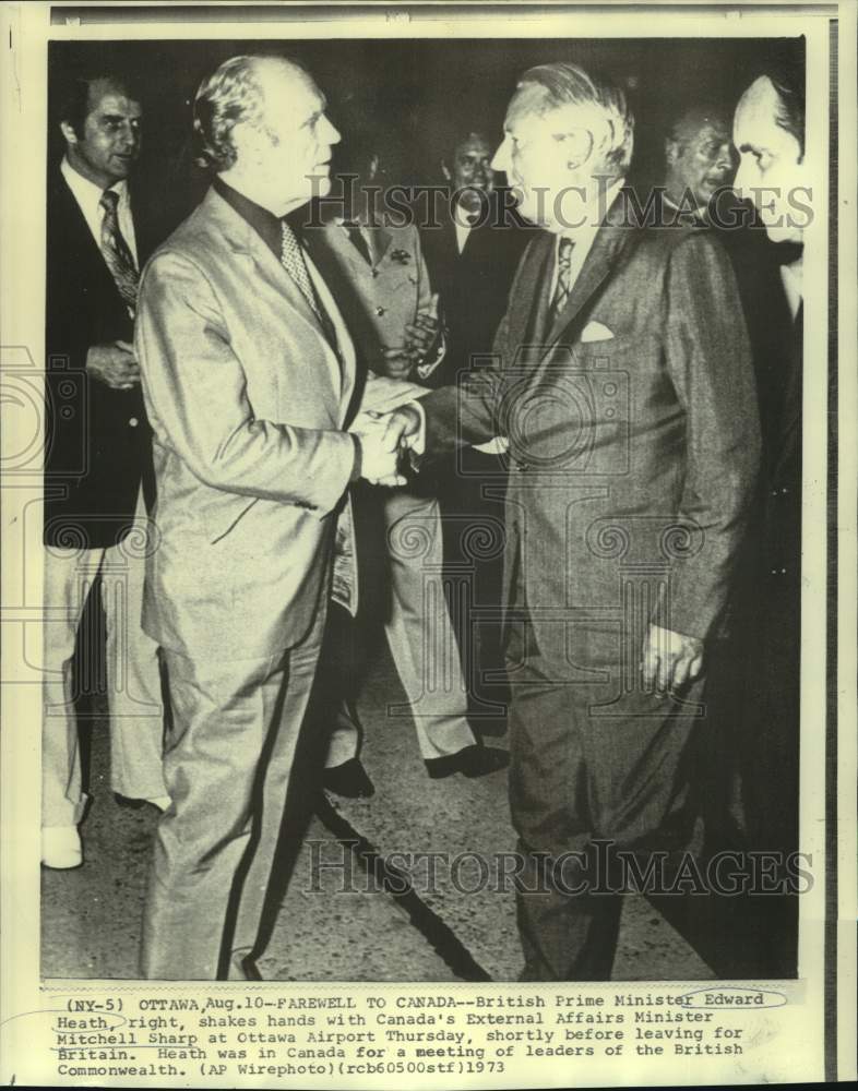 1973 Press Photo Britain&#39;s Edward Heath and Canada&#39;s Sharp shake hands - Historic Images