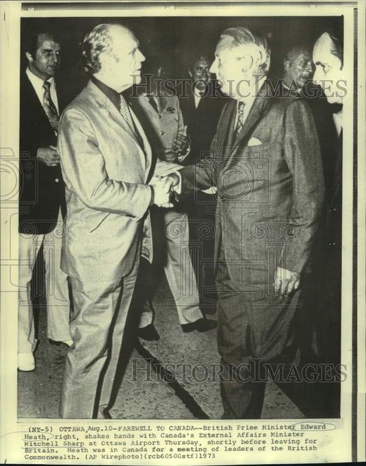 1973 Press Photo Britain's Edward Heath and Canada's Sharp shake hands - Historic Images