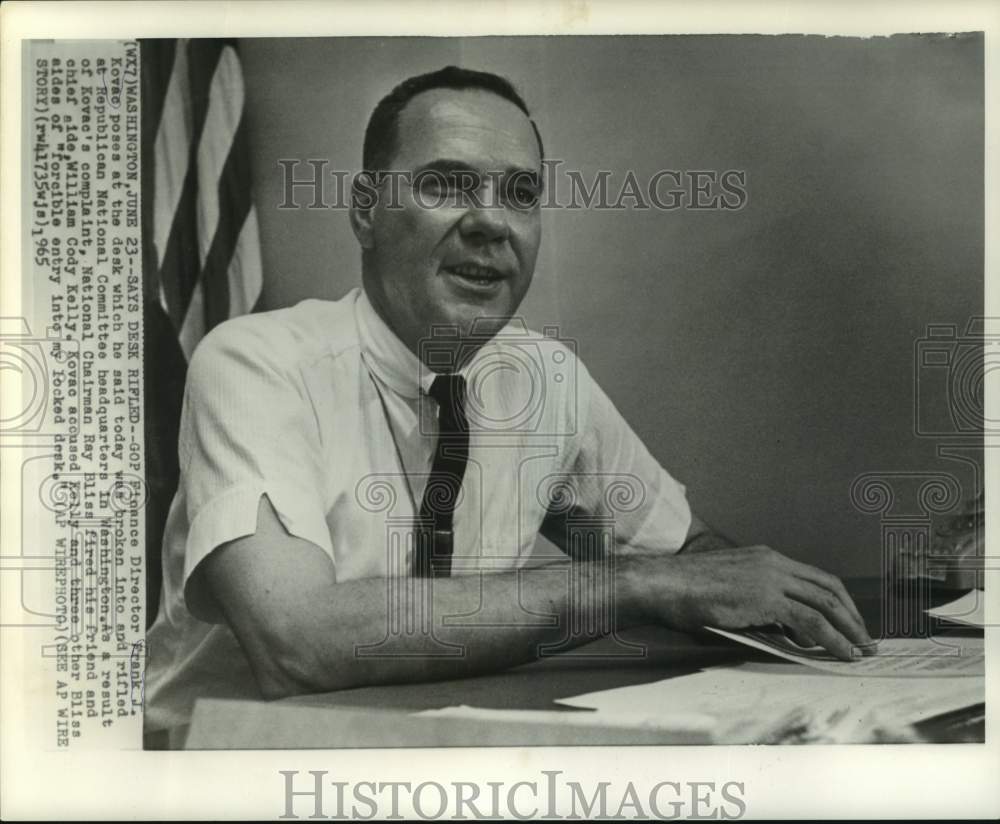 1965 Press Photo GOP Finance Director Frank Kovac poses at his Washington desk - Historic Images