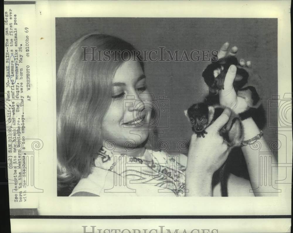 1969 Press Photo Sue Stephens holds rare pair of lemurs at San Diego Zoo - Historic Images