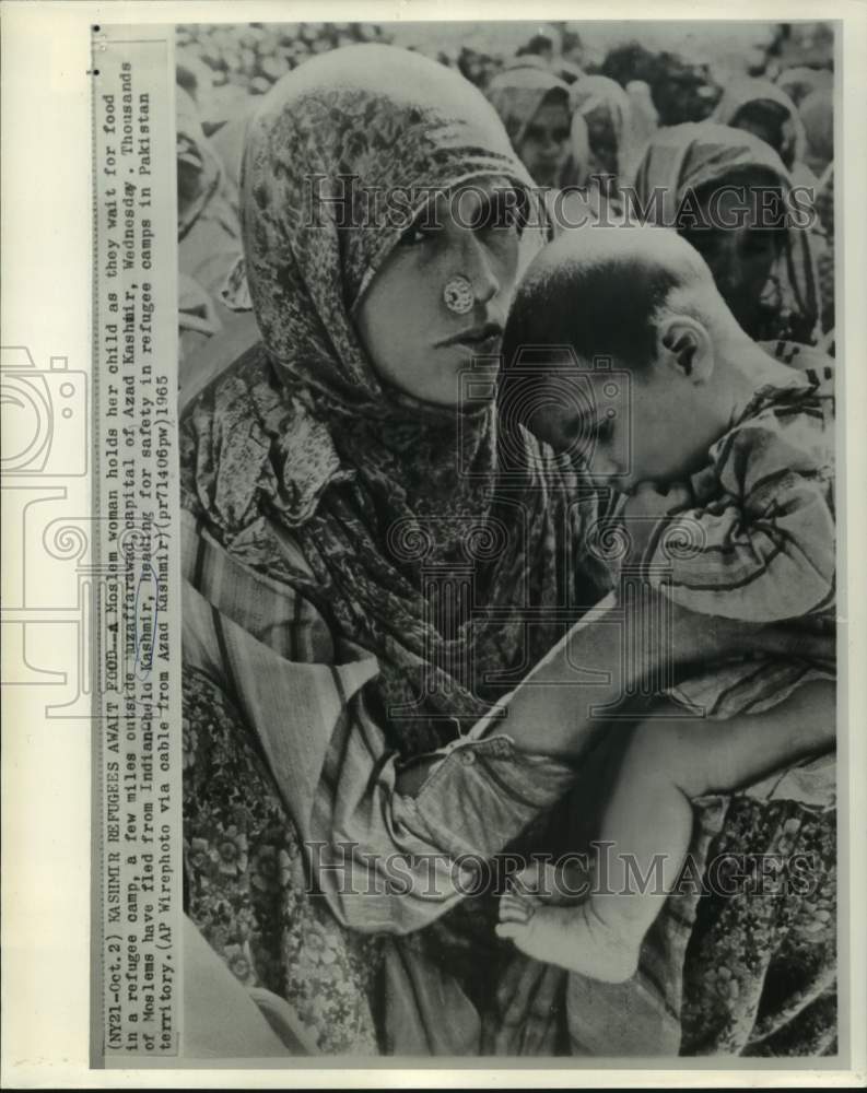 1965 Kashmir refugee woman and child await food in Muzaffarabad - Historic Images