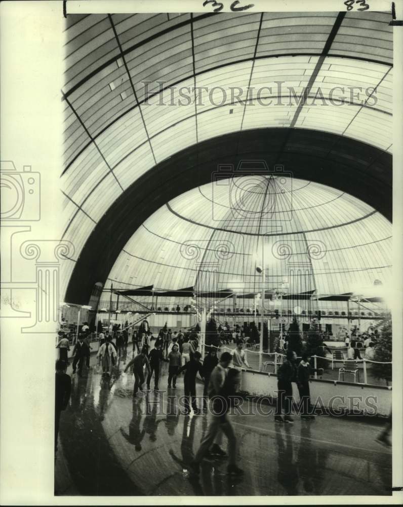 1967 Press Photo Japanese ice skaters covered by 60-foot high balloon covering - Historic Images