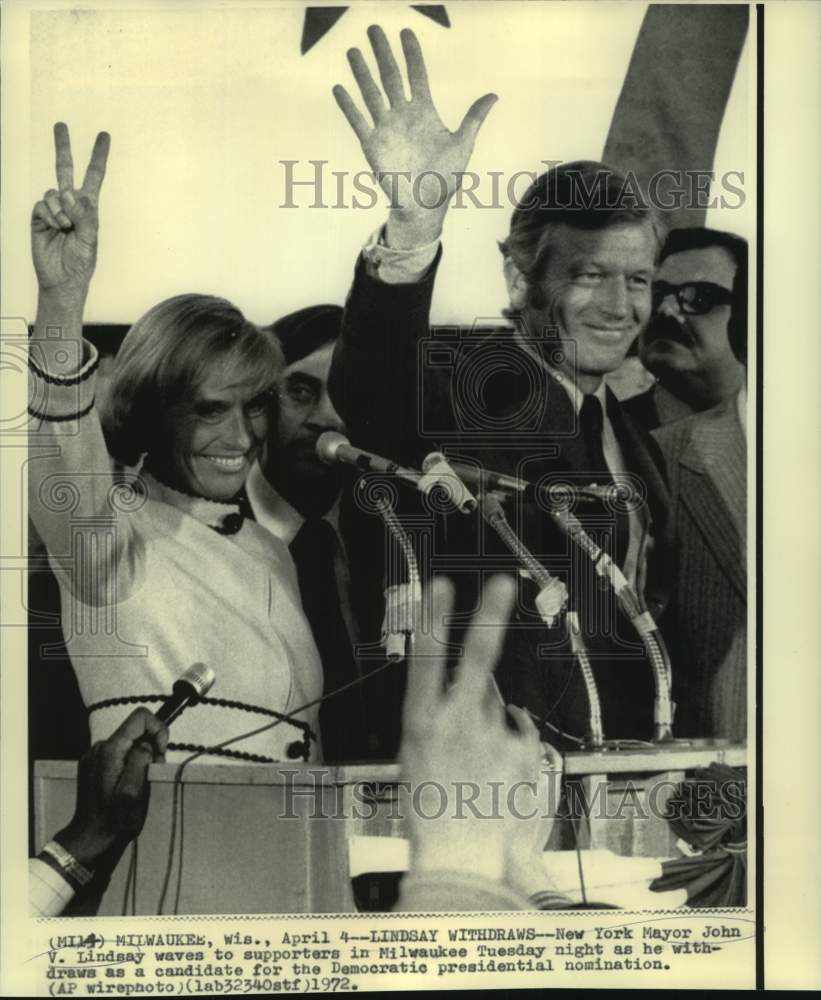 1972 Press Photo John Lindsay waves to Milwaukee supporters as he withdraws - Historic Images