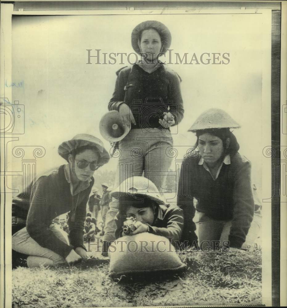 1973 Press Photo Israel Army officer trains girl recruits in small arms - Historic Images