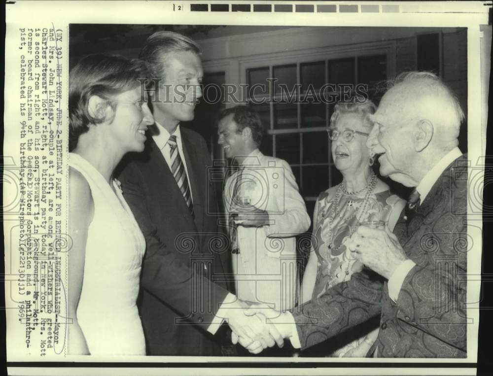 1969 Press Photo Mr. and Mrs. Charles Mott greeted by Mayor and Mrs. Lindsay- Historic Images