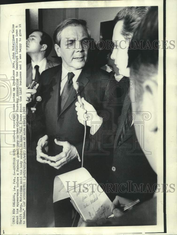 1969 Louisiana Governor McKeithen with reporters in New Orleans - Historic Images