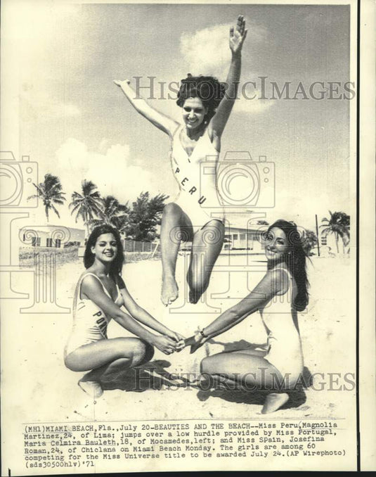 1971 Magnolia Martinez of Peru with other Miss Universe contestants - Historic Images