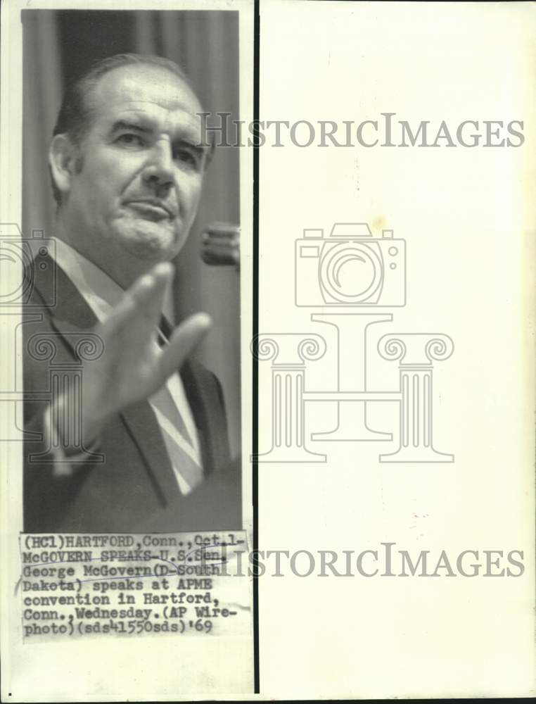 1969 US Senator George McGovern speaks at APME convention in CT - Historic Images