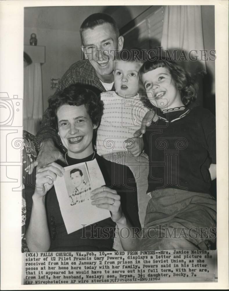 1962 U2 pilot Powers&#39; sister Janice Melvin with family shows letter - Historic Images