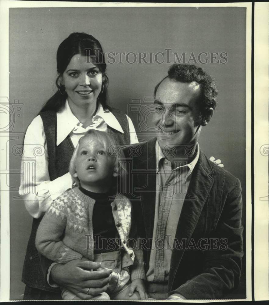 1970 Navy Lt. Ronald McMahon, Vietnam War objector, with family - Historic Images